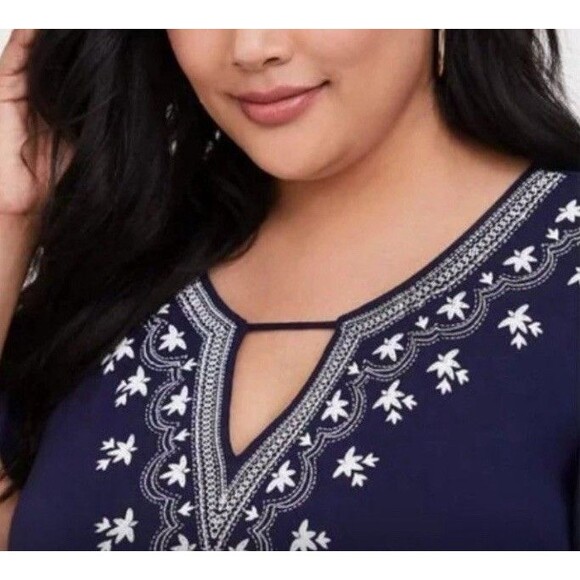 Torrid Navy Blue Design Trim V-Neck Short SL Baby Doll Womens Sz 2 Large Blouse - Picture 4 of 9